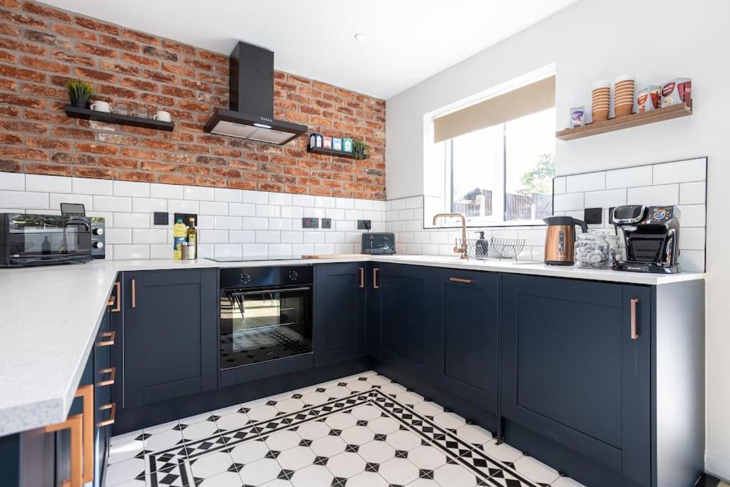 Railway House - Central Warrington - Sleeps 6 Экстерьер фото