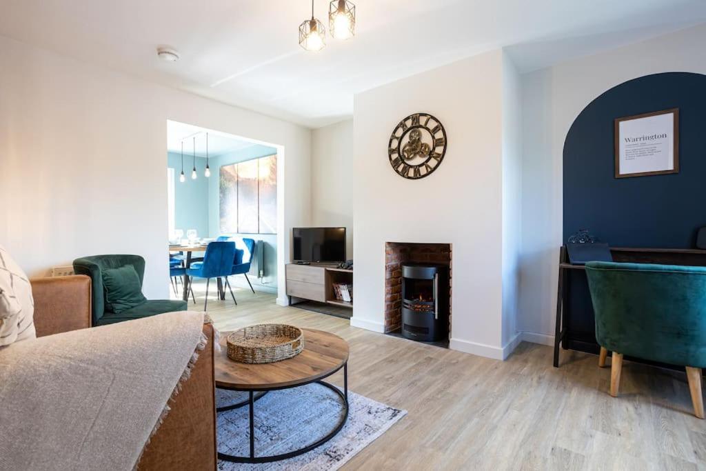 Railway House - Central Warrington - Sleeps 6 Экстерьер фото