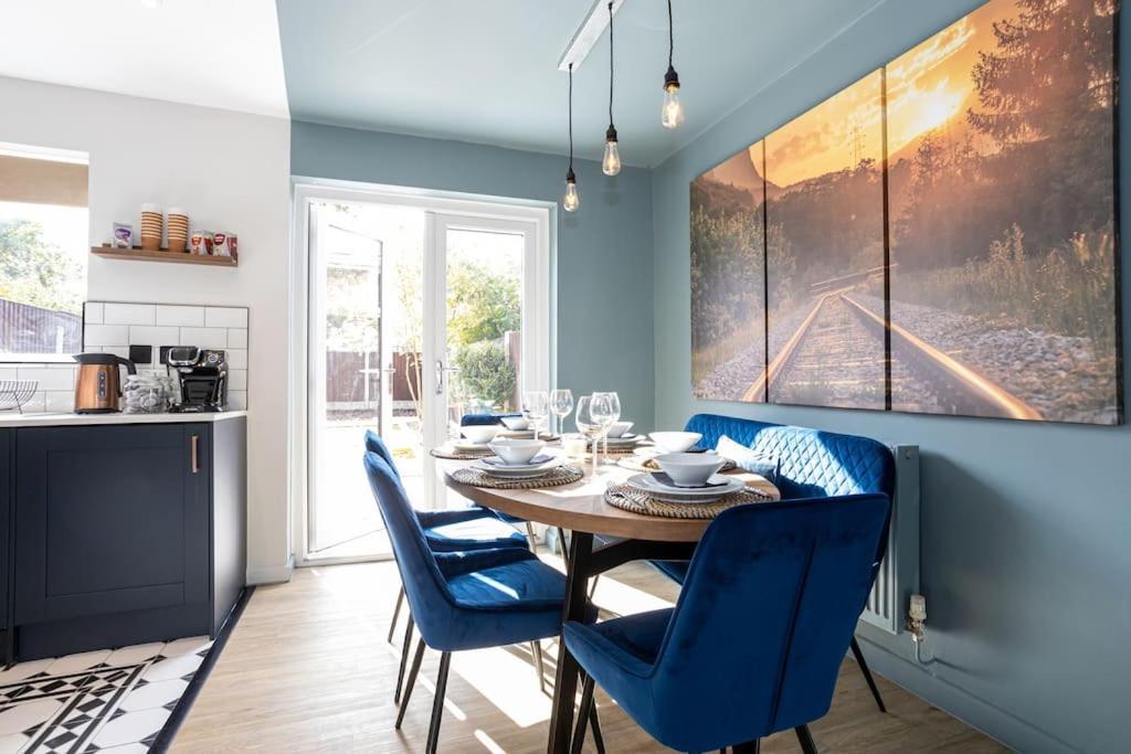 Railway House - Central Warrington - Sleeps 6 Экстерьер фото
