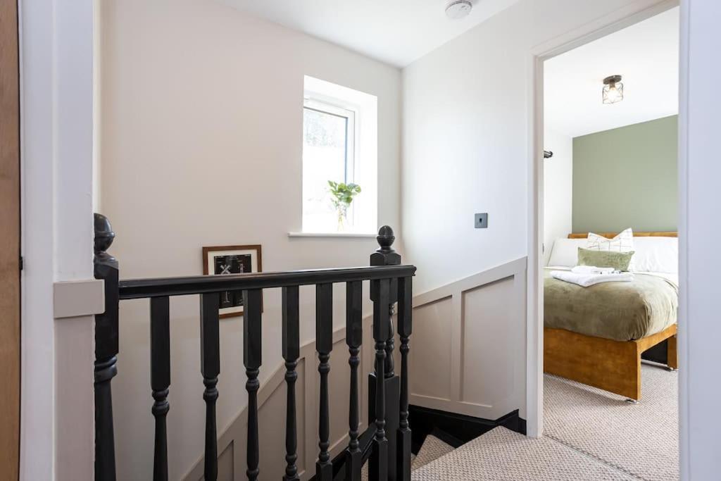 Railway House - Central Warrington - Sleeps 6 Экстерьер фото