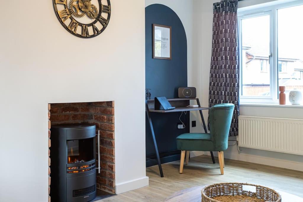Railway House - Central Warrington - Sleeps 6 Экстерьер фото
