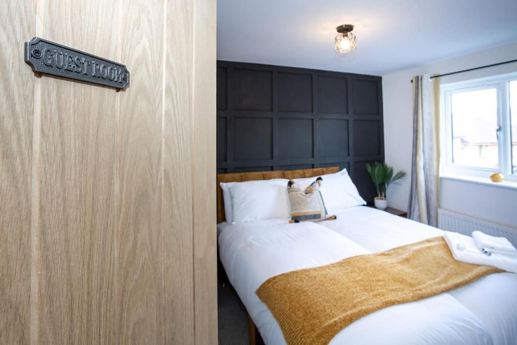 Railway House - Central Warrington - Sleeps 6 Экстерьер фото
