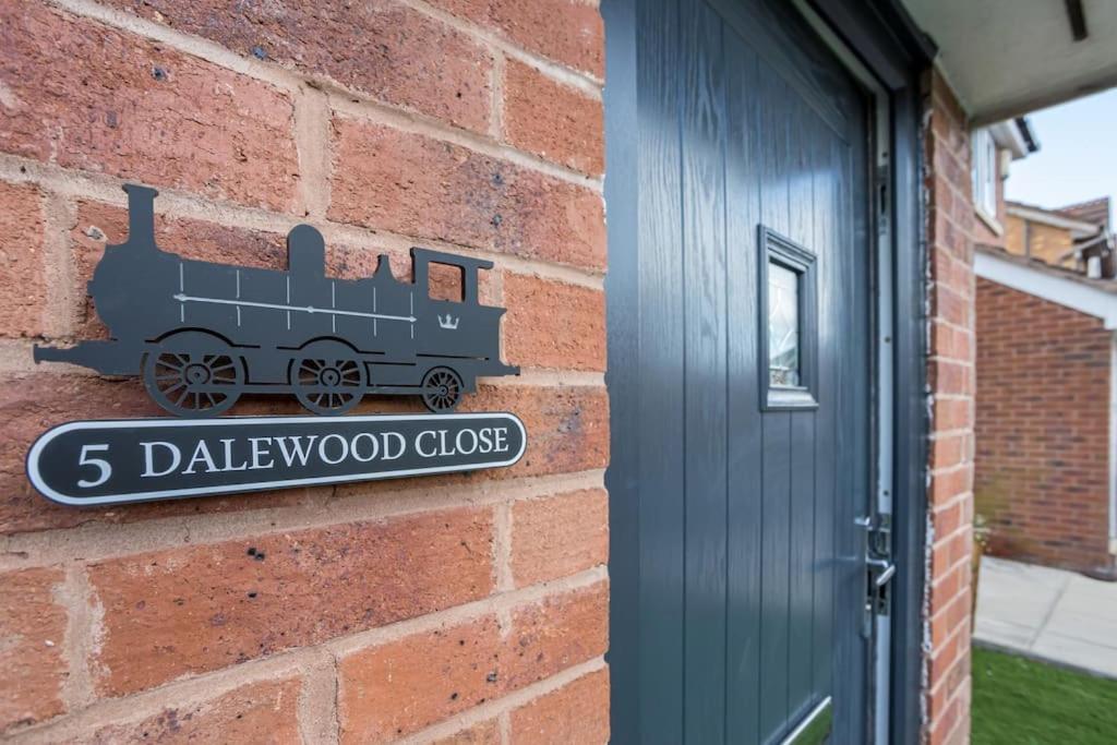 Railway House - Central Warrington - Sleeps 6 Экстерьер фото