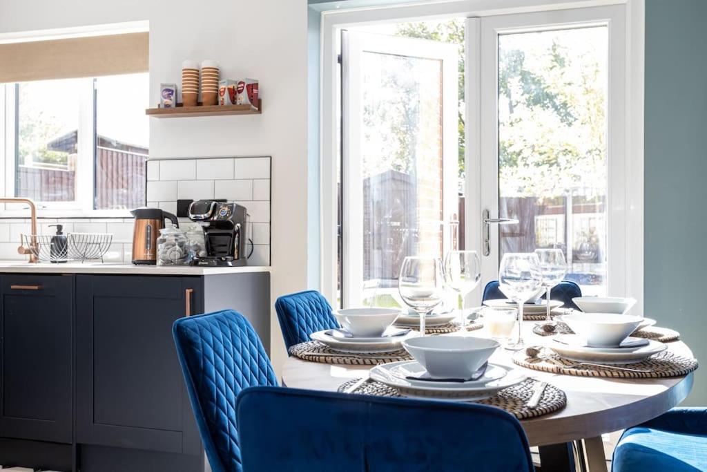 Railway House - Central Warrington - Sleeps 6 Экстерьер фото