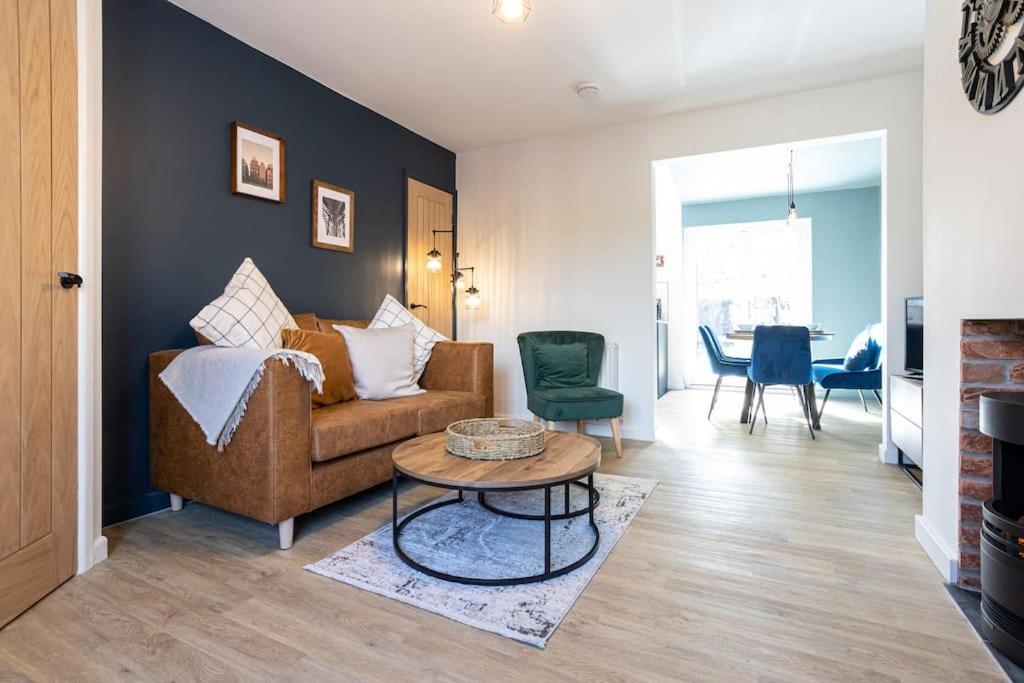 Railway House - Central Warrington - Sleeps 6 Экстерьер фото