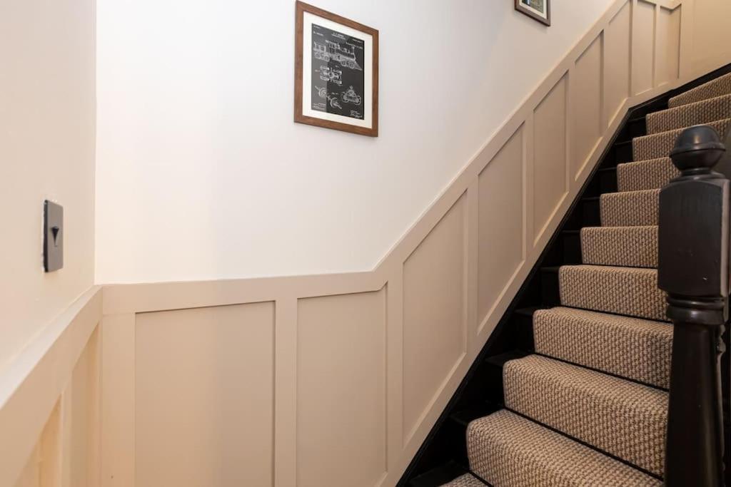 Railway House - Central Warrington - Sleeps 6 Экстерьер фото