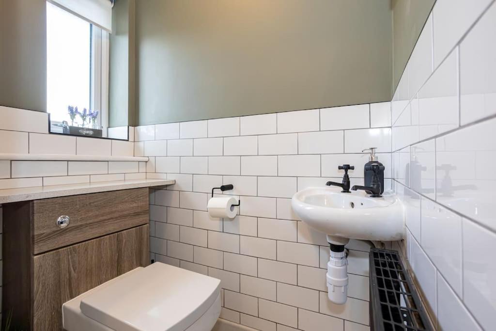 Railway House - Central Warrington - Sleeps 6 Экстерьер фото